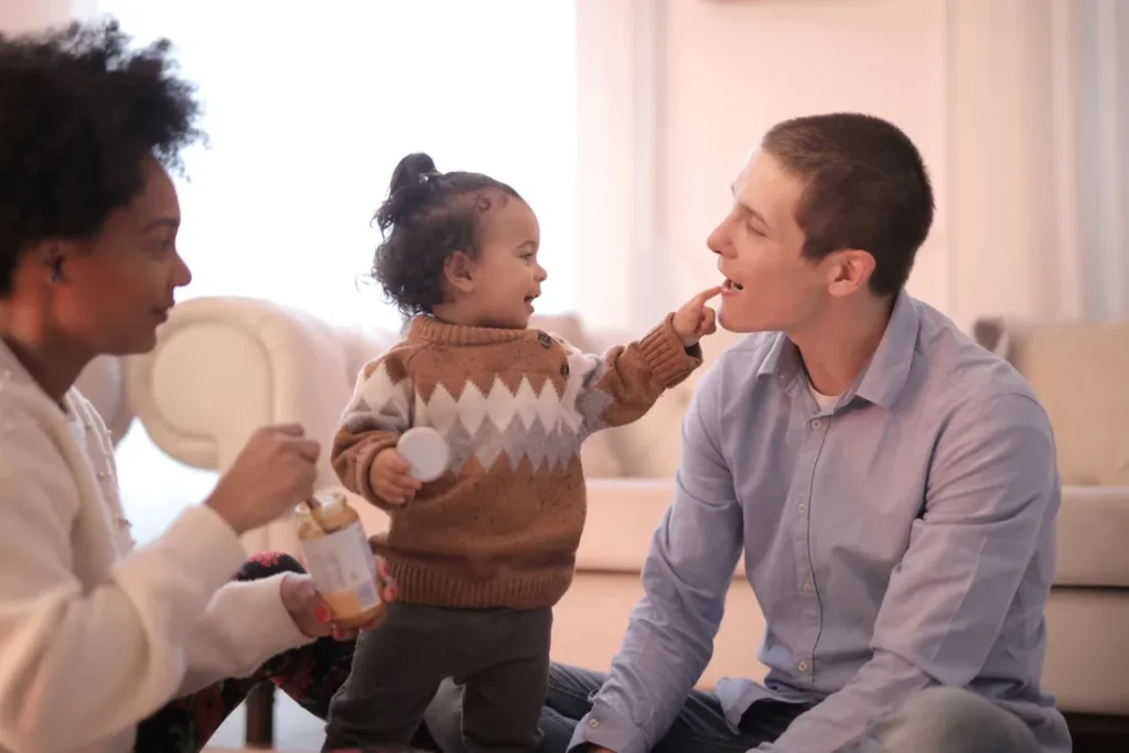 Família brincando com uma criança em casa.