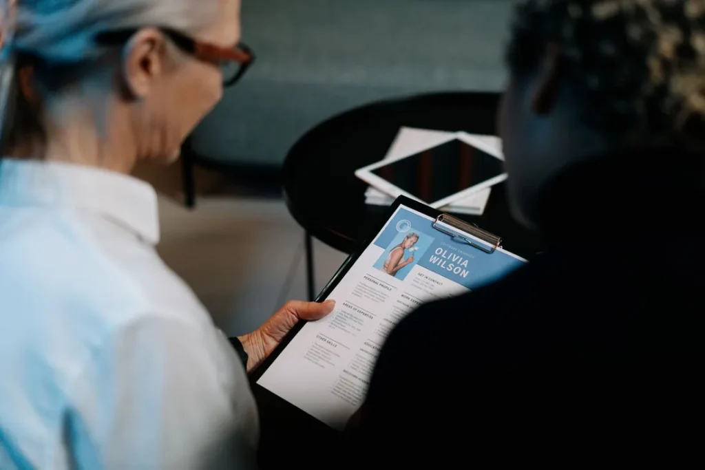 Profissionais com um currículo durante uma conversa de trabalho.