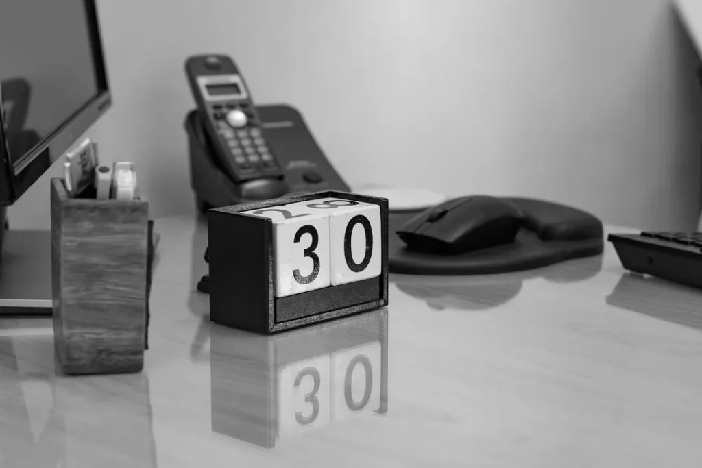 Calendário de mesa com blocos de data.