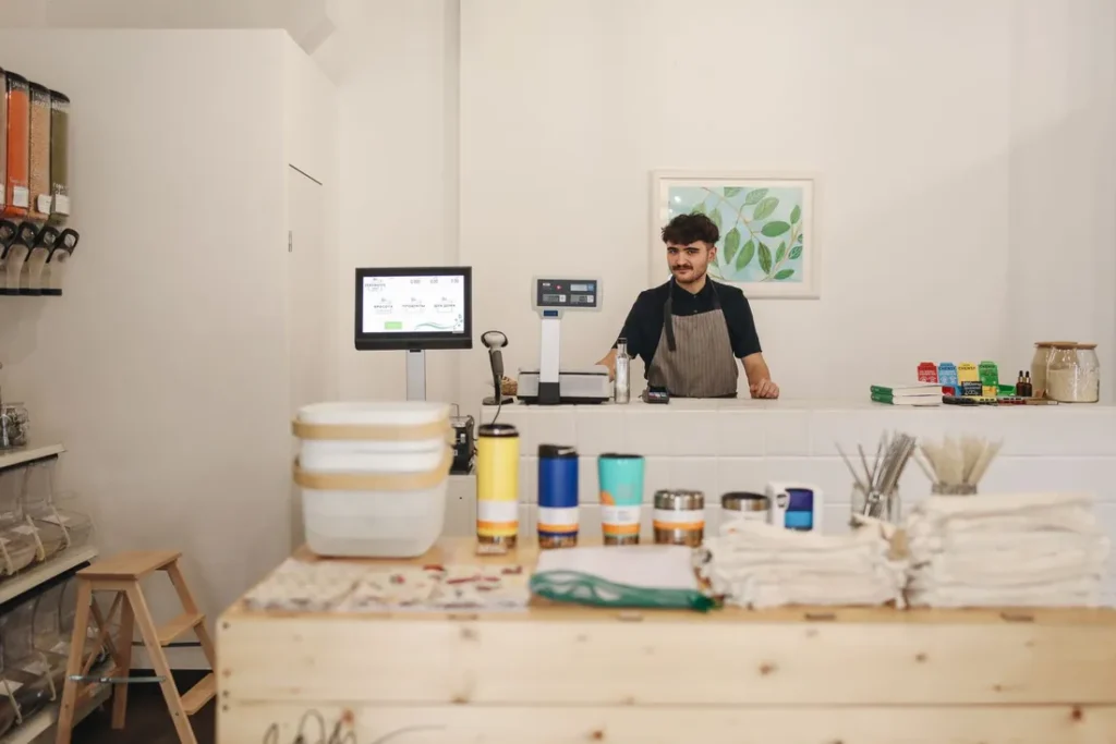 Comerciante no balcão de uma loja de produtos a granel.